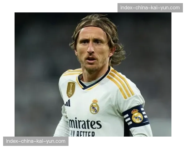 特写：39岁的莫德里奇替补登场，用长传策动绝杀进攻