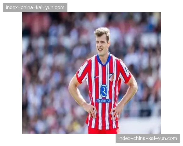 特写：罚丢关键点球后，皇家社会前锋索尔洛特在球员通道低头不语