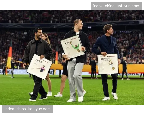 现场观察：利物浦安菲尔德KOP看台巨型TIFO致敬传奇主帅克洛普