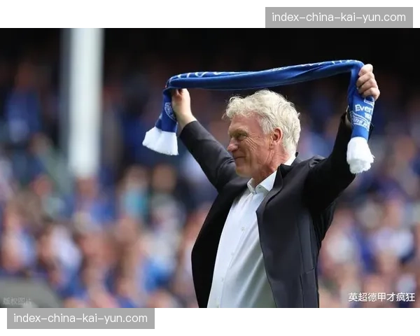 特写:埃弗顿球迷在古迪逊公园为一次成功的防守封堵鼓掌